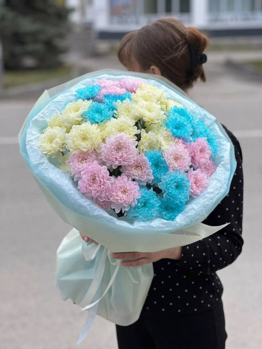 Моно-букет из разноцветных кустовых хризантем